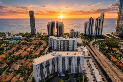 Condo in Sunny Isles Beach, Florida, 2 bedrooms № 2392084 - photo 22