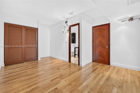 Condo in Sunny Isles Beach, Florida, 2 bedrooms № 2392084 - photo 10