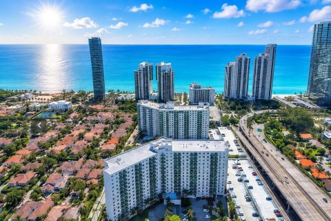 Condo in Sunny Isles Beach, Florida, 2 bedrooms № 2392084 - photo 21