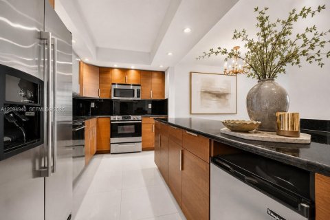 Condo in Sunny Isles Beach, Florida, 2 bedrooms № 2392084 - photo 2
