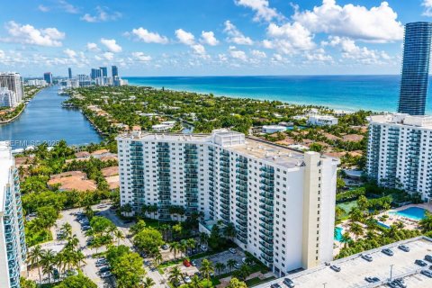 Condo in Sunny Isles Beach, Florida, 2 bedrooms  № 2392084