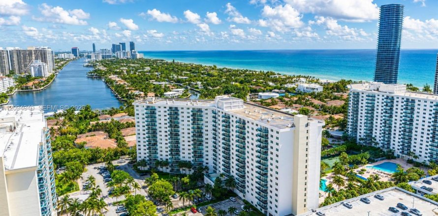 Condo in Sunny Isles Beach, Florida, 2 bedrooms № 2392084