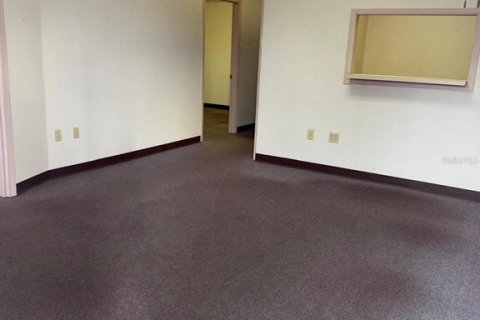 Immobilier commercial à louer à Winter Haven, Floride: 1570.23 m2 № 2207695 - photo 2