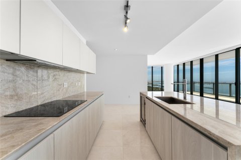 Condo in Miami, Florida, 5 bedrooms № 2038030 - photo 13