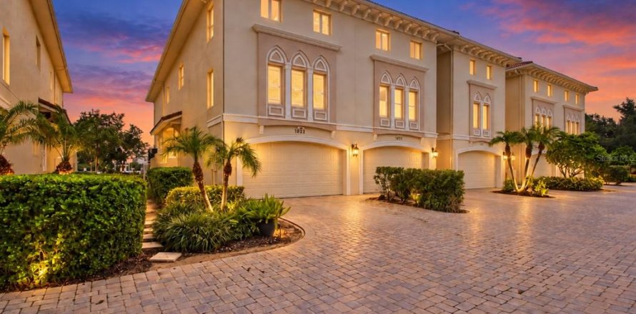 Touwnhouse à Saint Petersburg, Floride 4 chambres, 335.1 m2 № 2377782