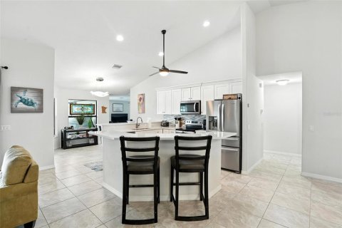 House in Cape Coral, Florida 3 bedrooms, 233.18 sq.m. № 1900583 - photo 14