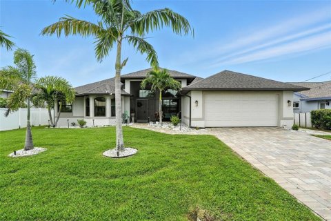 House in Cape Coral, Florida 3 bedrooms, 233.18 sq.m. № 1900583 - photo 1