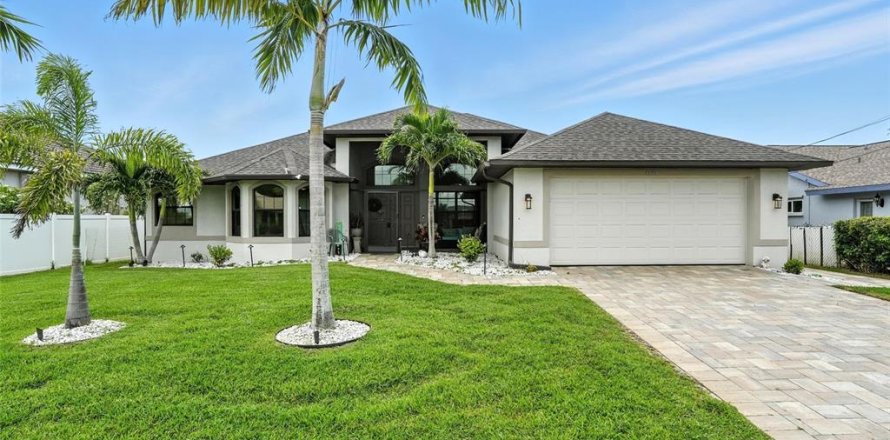 House in Cape Coral, Florida 3 bedrooms, 233.18 sq.m. № 1900583