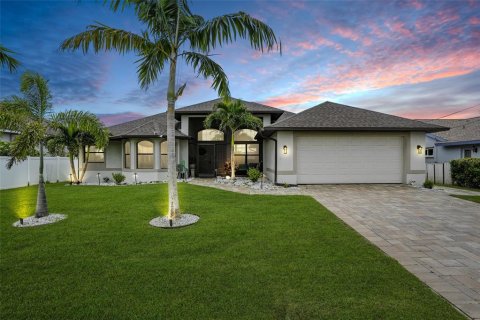House in Cape Coral, Florida 3 bedrooms, 233.18 sq.m. № 1900583 - photo 2