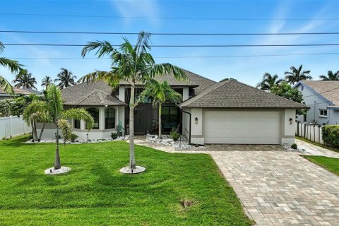 House in Cape Coral, Florida 3 bedrooms, 233.18 sq.m. № 1900583 - photo 3