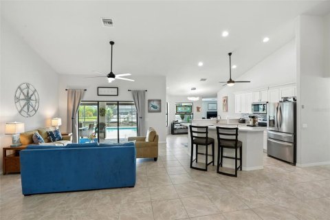 House in Cape Coral, Florida 3 bedrooms, 233.18 sq.m. № 1900583 - photo 8