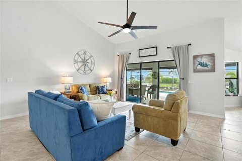 House in Cape Coral, Florida 3 bedrooms, 233.18 sq.m. № 1900583 - photo 12