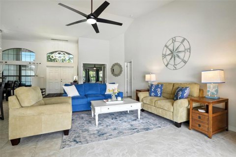 House in Cape Coral, Florida 3 bedrooms, 233.18 sq.m. № 1900583 - photo 11
