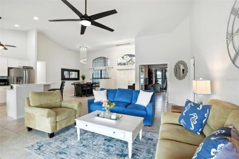 House in Cape Coral, Florida 3 bedrooms, 233.18 sq.m. № 1900583 - photo 9
