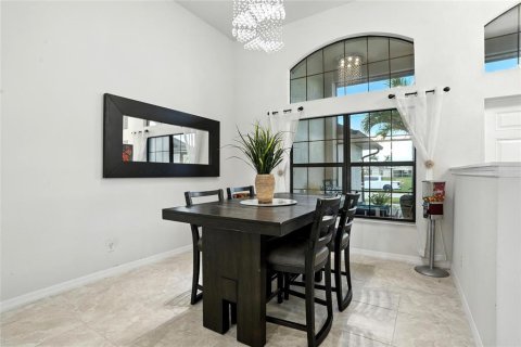 House in Cape Coral, Florida 3 bedrooms, 233.18 sq.m. № 1900583 - photo 13