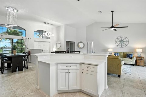House in Cape Coral, Florida 3 bedrooms, 233.18 sq.m. № 1900583 - photo 15