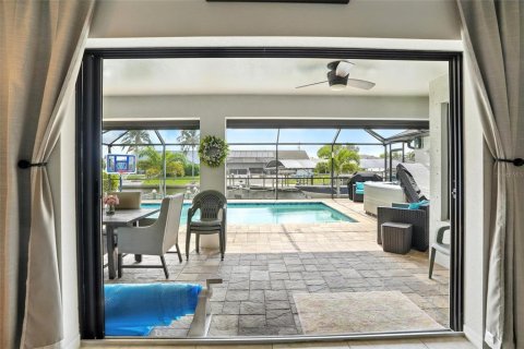 House in Cape Coral, Florida 3 bedrooms, 233.18 sq.m. № 1900583 - photo 10
