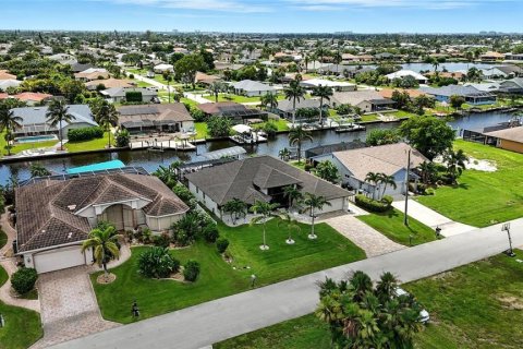 House in Cape Coral, Florida 3 bedrooms, 233.18 sq.m. № 1900583 - photo 4