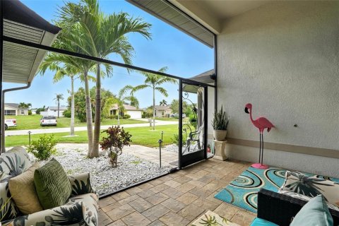 House in Cape Coral, Florida 3 bedrooms, 233.18 sq.m. № 1900583 - photo 6