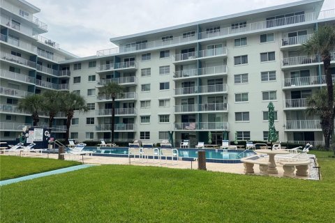 Condo in Daytona Beach, Florida, 1 bedroom № 2284102 - photo 2
