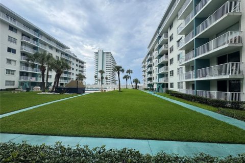 Condo in Daytona Beach, Florida, 1 bedroom № 2284102 - photo 11