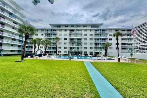 Condo in Daytona Beach, Florida, 1 bedroom  № 2284102