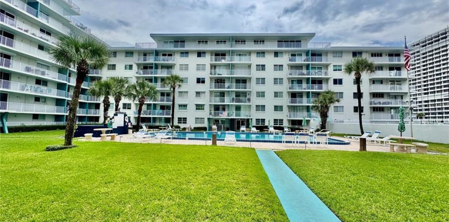Condo in Daytona Beach, Florida, 1 bedroom № 2284102