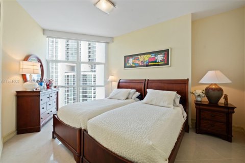 Condo in Sunny Isles Beach, Florida, 2 bedrooms  № 2043273 - photo 18