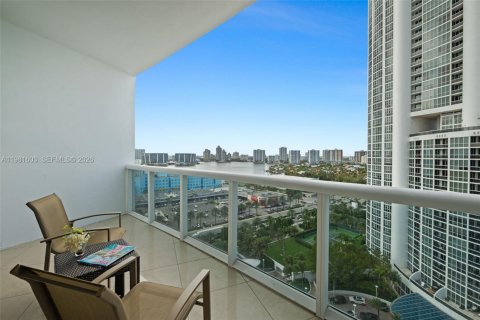 Condo in Sunny Isles Beach, Florida, 2 bedrooms  № 2043273 - photo 11