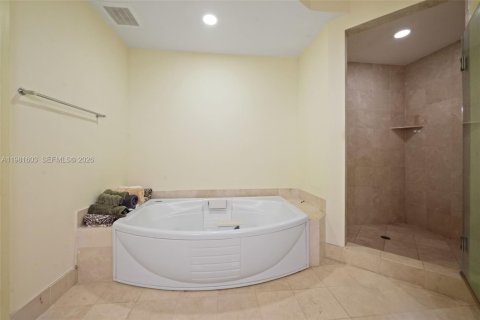 Condo in Sunny Isles Beach, Florida, 2 bedrooms  № 2043273 - photo 15