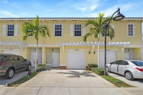 Таунхаус в Лодерхилл, Флорида 3 спальни, 138.98м2 № 2046041