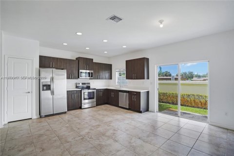 Купить таунхаус в Лодерхилл, Флорида 3 спальни, 138.98м2, № 2046041 - фото 3