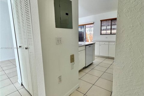 Villa ou maison à vendre à Hialeah, Floride: 2 chambres, 91.97 m2 № 2064627 - photo 14