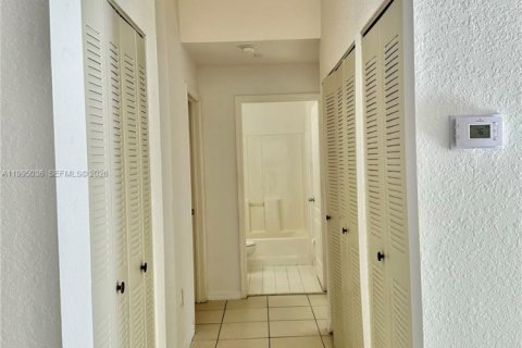 Villa ou maison à vendre à Hialeah, Floride: 2 chambres, 91.97 m2 № 2064627 - photo 7