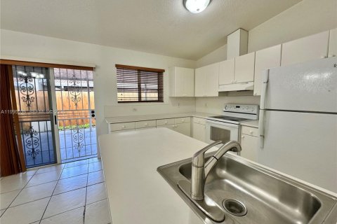 Villa ou maison à vendre à Hialeah, Floride: 2 chambres, 91.97 m2 № 2064627 - photo 3