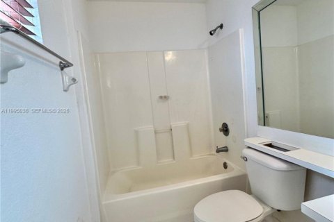 Villa ou maison à vendre à Hialeah, Floride: 2 chambres, 91.97 m2 № 2064627 - photo 13