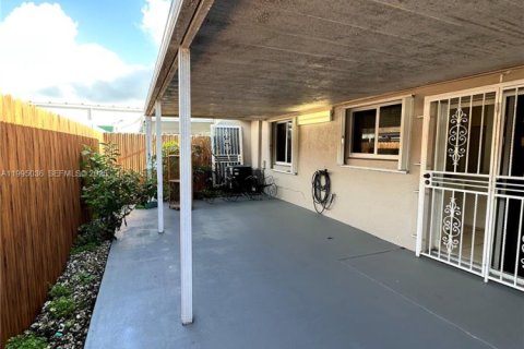 Villa ou maison à vendre à Hialeah, Floride: 2 chambres, 91.97 m2 № 2064627 - photo 11