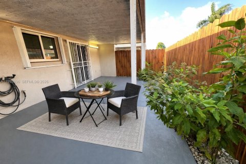 Villa ou maison à vendre à Hialeah, Floride: 2 chambres, 91.97 m2 № 2064627 - photo 9