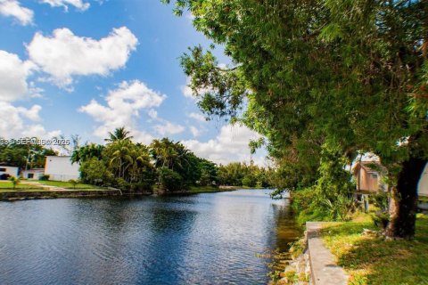 Villa ou maison à vendre à Hialeah, Floride: 2 chambres, 91.97 m2 № 2064627 - photo 18