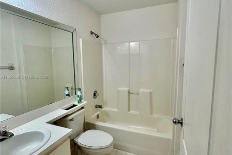 Villa ou maison à vendre à Hialeah, Floride: 2 chambres, 91.97 m2 № 2064627 - photo 12