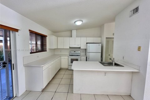 Villa ou maison à vendre à Hialeah, Floride: 2 chambres, 91.97 m2 № 2064627 - photo 2