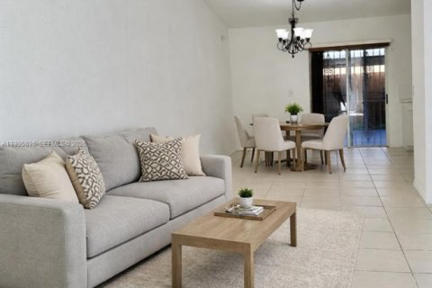 Villa ou maison à vendre à Hialeah, Floride: 2 chambres, 91.97 m2 № 2064627 - photo 5