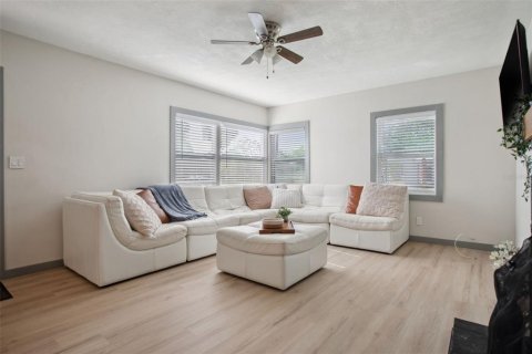 Casa en venta en Saint Petersburg, Florida, 4 dormitorios, 98.2 m2 № 1724752 - foto 5