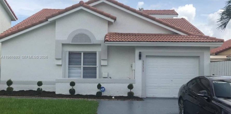 Дом в Майами-Гарденс, Флорида 3 спальни, 136.29м2 № 2025418