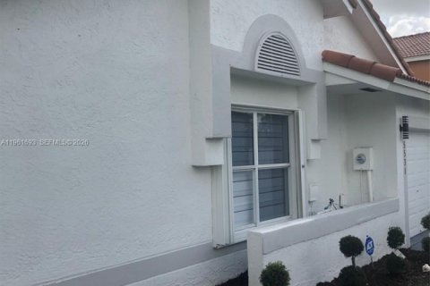 Купить виллу или дом в Майами-Гарденс, Флорида 3 спальни, 136.29м2, № 2025418 - фото 2