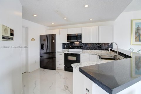 House in Miami, Florida 4 bedrooms, 198.16 sq.m. № 1832298 - photo 14