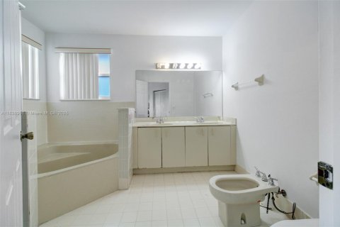 House in Miami, Florida 4 bedrooms, 198.16 sq.m. № 1832298 - photo 25