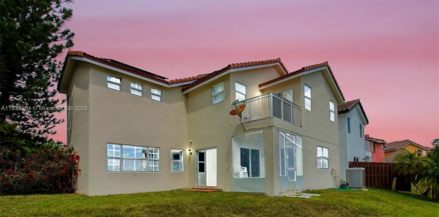 House in Miami, Florida 4 bedrooms, 198.16 sq.m. № 1832298