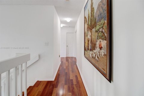 House in Miami, Florida 4 bedrooms, 198.16 sq.m. № 1832298 - photo 19