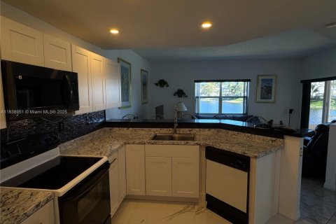 House in Miami, Florida 4 bedrooms, 198.16 sq.m. № 1832298 - photo 16